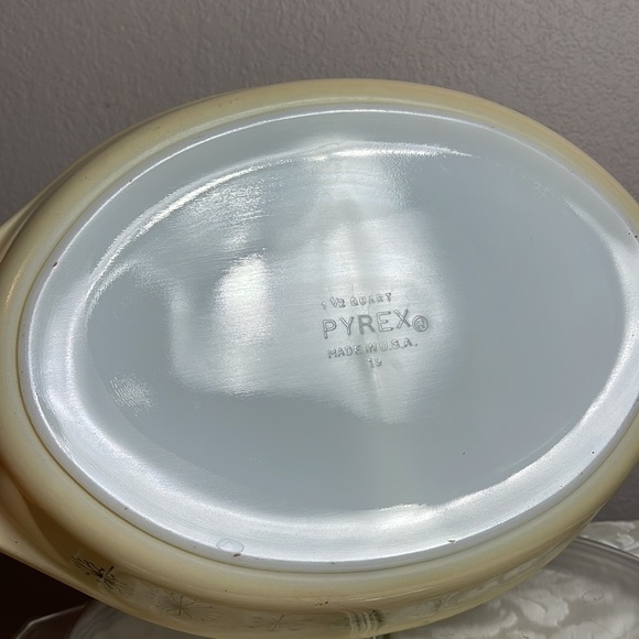 Pyrex Vintage Dandelion Gold & Cream Divided Dish With Lid - Picture 10 of 16